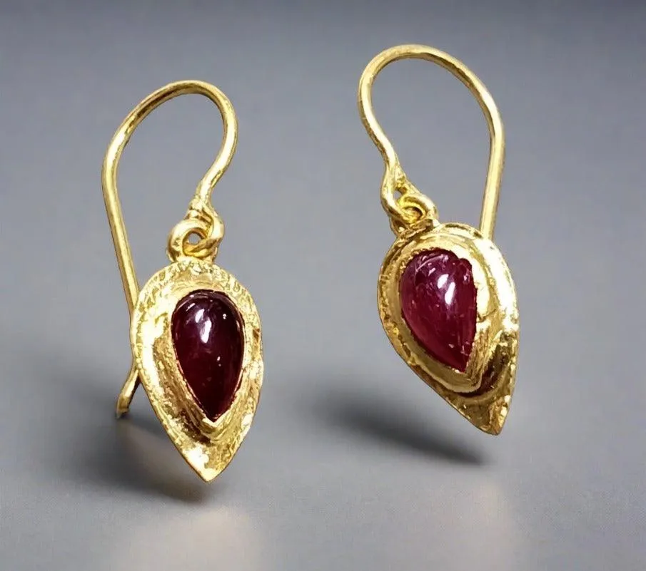 18k Gold Natural Teardrop Shape Earrings Ruby Stone