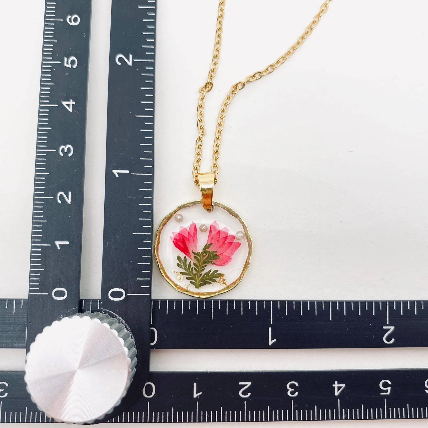 Dried Flowers Floral Irregular Round Pendant Necklace | Nature Lovers Fashion Jewelry