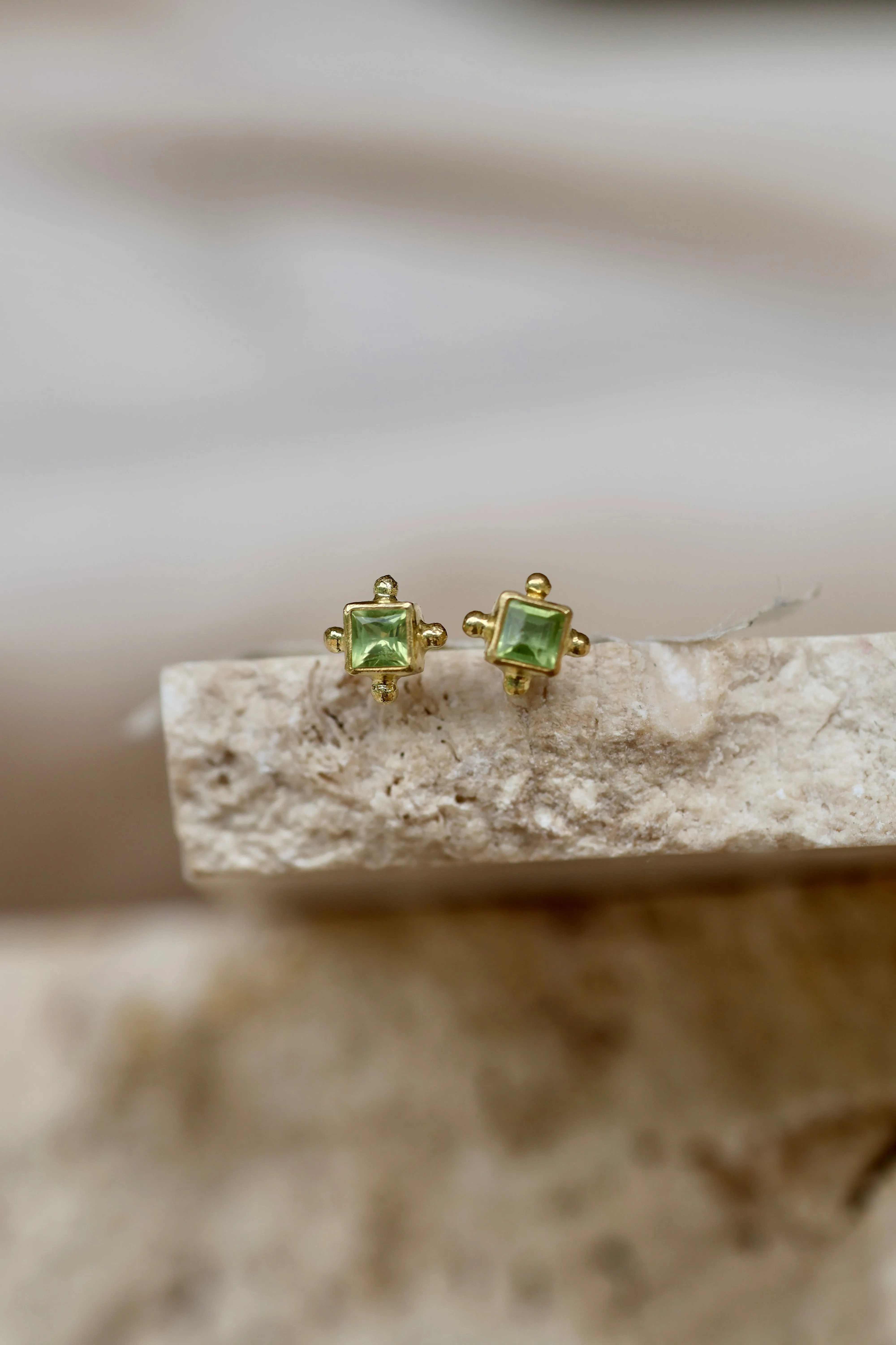 Mini Gias Gold Peridot Studs